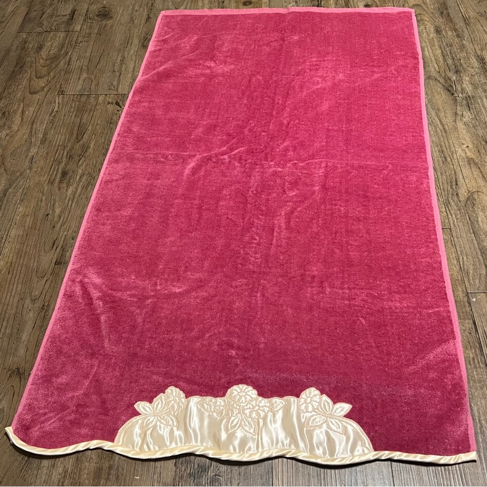 Vintage The Avanti Look Lux Collection Pink Bath Towel w/ Embroidered Accent